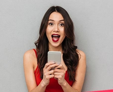 Persona feliz con su celular FRC Mobile